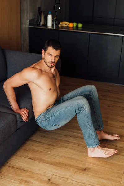 Shirtless Bearded Man Exercising Sofa Home — Stock Photo, Image