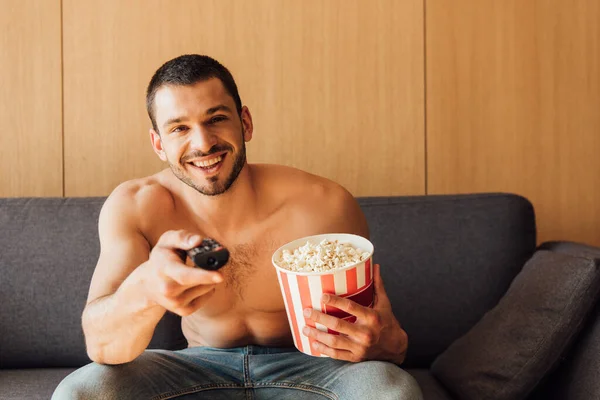 Selectieve Focus Van Gelukkige Shirtloze Man Met Afstandsbediening Popcorn Emmer — Stockfoto