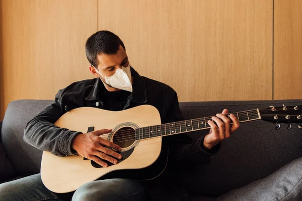 Man Medicinsk Mask Spelar Akustisk Gitarr Vardagsrummet — Stockfoto