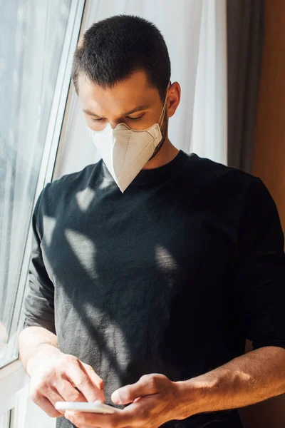 Selectieve Focus Van Mens Medisch Masker Met Behulp Van Smartphone — Stockfoto