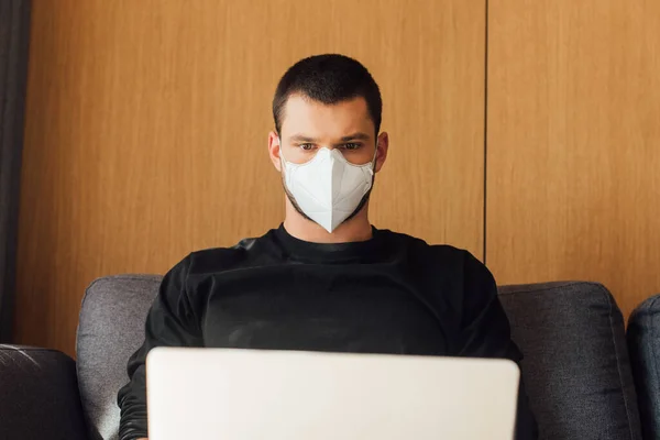 Blogger Maschera Medica Utilizzando Laptop Casa — Foto Stock