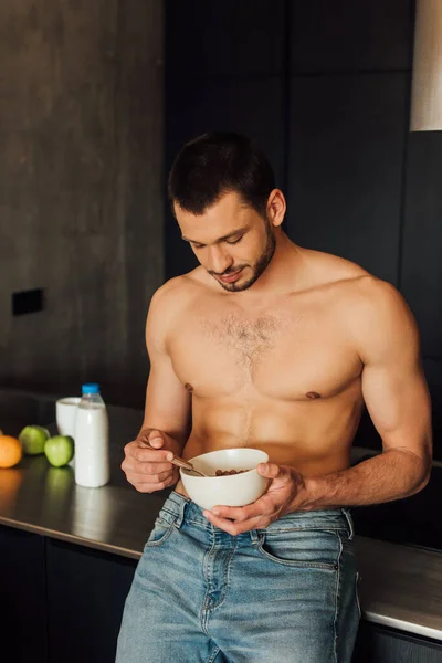 Homem Sem Camisa Segurando Tigela Com Flocos Milho Colher Cozinha — Fotografia de Stock