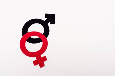 Beyaz üzerine izole edilmiş kırmızı ve siyah cinsiyet sembollerinin üst görünümü 