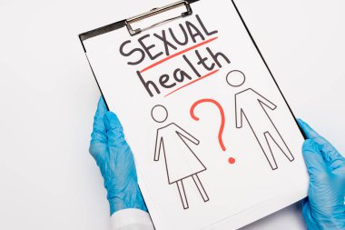 Mavi lateks eldivenli doktorların cinsel sağlık mektuplarıyla dolu bir pano tuttuğu, beyaz üzerine izole edilmiş bir kadın ve erkek çizilmiş. 