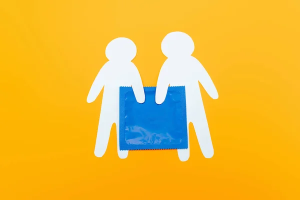 Vista Superior Personas Papel Cerca Del Condón Azul Aislado Naranja — Foto de Stock