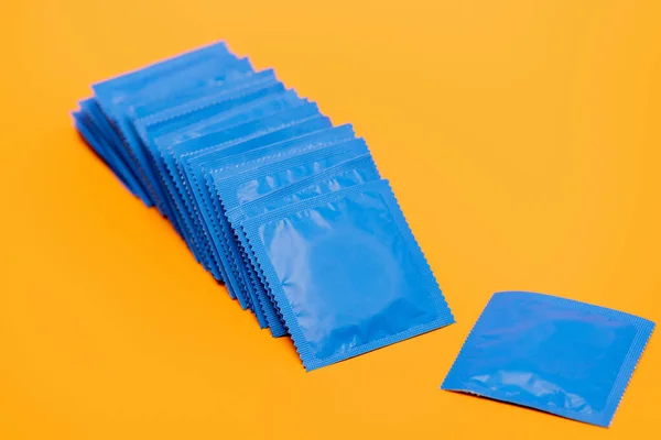 Blaue Packungen Mit Kondomen Isoliert Auf Orange — Stockfoto