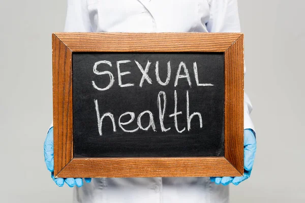 Beyaz Önlüklü Lateks Eldivenli Doktorun Gri Üzerinde Cinsel Sağlık Yazıları — Stok fotoğraf