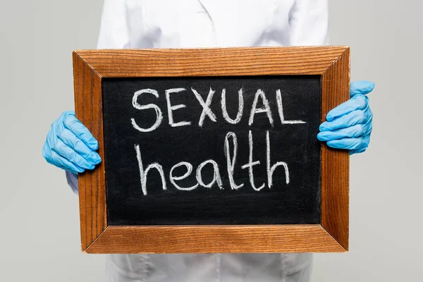 Kırlaşmış Lateks Eldivenli Doktorun Elinde Gri Üzerinde Cinsel Sağlık Yazıları — Stok fotoğraf