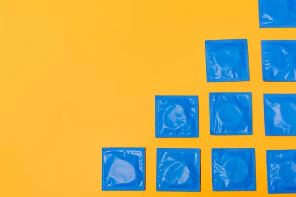 Vista Superior Condones Aislados Naranja Con Espacio Para Copias — Foto de Stock