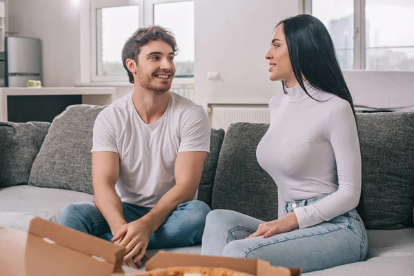 一对快乐的夫妇在家里自我隔离的时候送披萨 — 图库照片