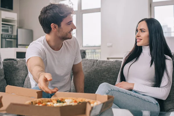 Güzel Bir Çift Evde Yalnızlık Çekerken Pizza Yiyor — Stok fotoğraf