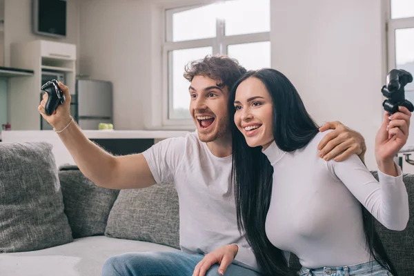 Kyiv Ukraine Abril 2020 Casal Feliz Jogando Videogame Com Joysticks — Fotografia de Stock