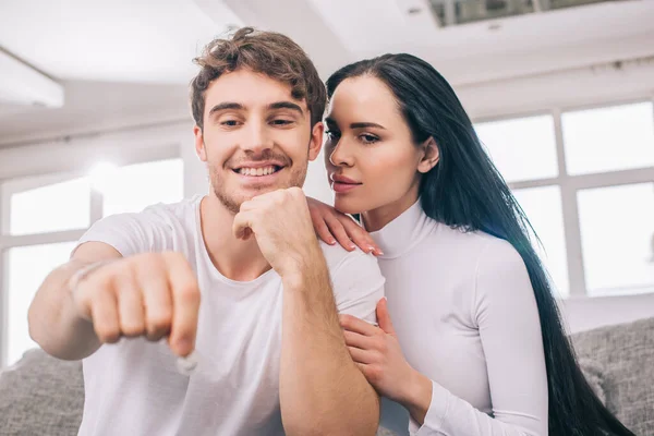 Feliz Joven Pareja Lanzando Moneda Durante Auto Aislamiento Casa — Foto de Stock