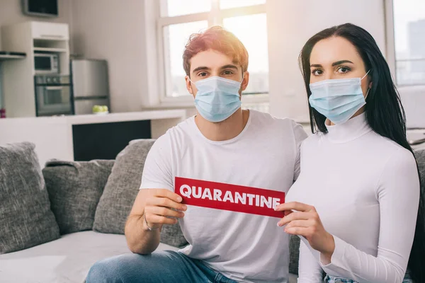 Pareja Enferma Con Máscaras Médicas Sosteniendo Signo Cuarentena Casa Durante — Foto de Stock