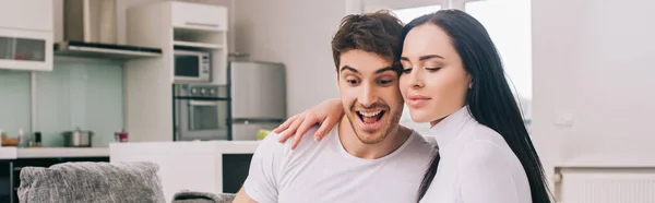 Hermosa Pareja Emocionada Sentado Casa Durante Auto Aislamiento Cosecha Horizontal — Foto de Stock