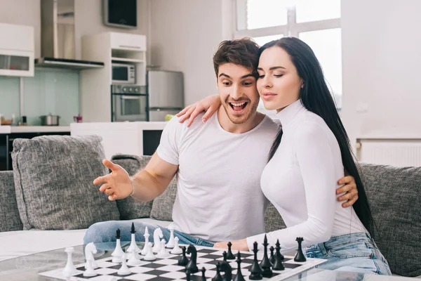 Casal Feliz Jogando Xadrez Durante Auto Isolamento Casa — Fotografia de Stock