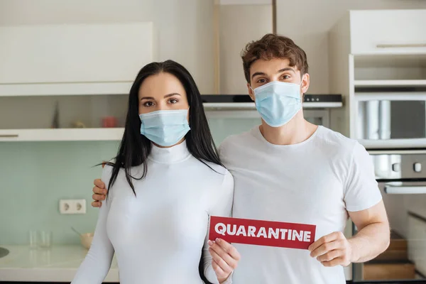 Ziek Paar Medische Maskers Houden Quarantaine Teken Thuis Tijdens Zelfisolatie — Stockfoto