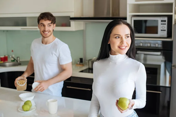 Alegre Pareja Teniendo Copos Maíz Manzanas Para Desayuno Durante Auto — Foto de Stock