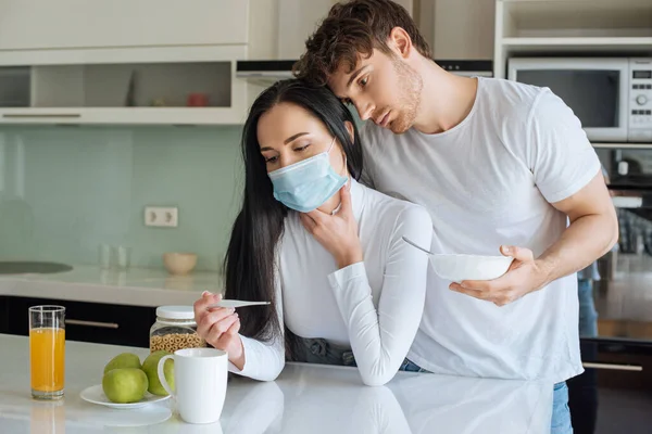 Pria Dan Wanita Sakit Bertopeng Medis Melihat Termometer Dan Sarapan — Stok Foto