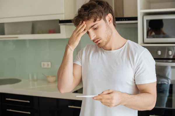 Orolig Sjuk Man Tittar Termometer Hemma Självisolering — Stockfoto