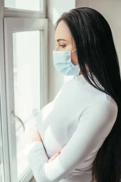 Femme Triste Dans Masque Médical Regardant Par Fenêtre Pendant Isolement — Photo
