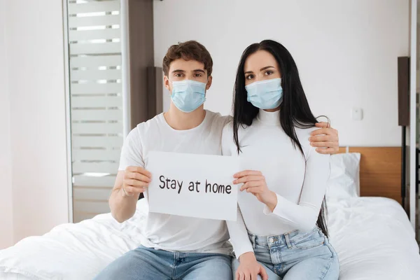 Casal Doente Máscaras Médicas Segurando Fique Casa Assinar Casa Durante — Fotografia de Stock