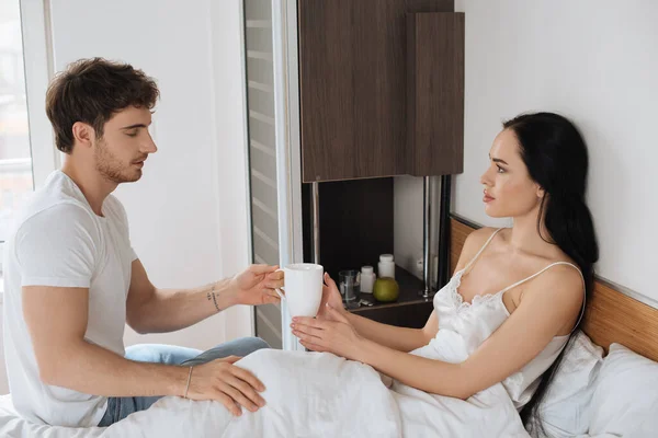 Vriendje Geven Kop Van Warm Drinken Naar Ziek Vriendin Bed — Stockfoto