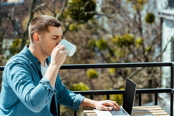 Freiberufler Sitzt Mit Laptop Auf Der Terrasse Und Trinkt Tee — Stockfoto