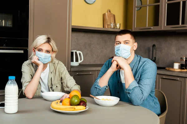 Paar Medizinischen Masken Frühstückt Küche — Stockfoto