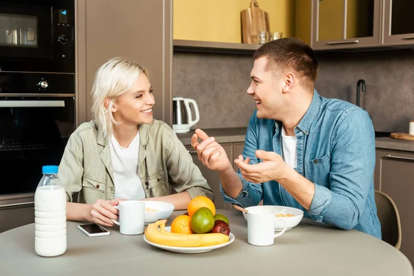 Pasangan Tersenyum Berbicara Sambil Sarapan Dapur — Stok Foto