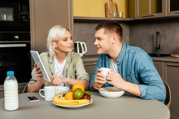 Bemutató Digitális Tabletta Férj Miközben Reggelit Konyhában — Stock Fotó