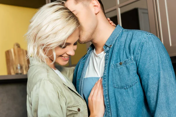 Pasangan Muda Tersenyum Berpelukan Dan Berciuman Rumah — Stok Foto