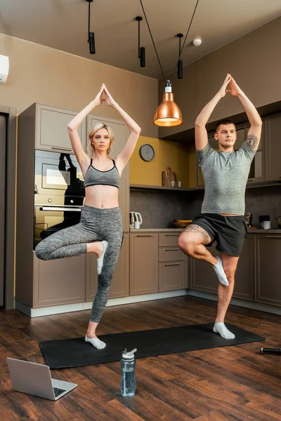 Young Couple Practicing Online Yoga Together Laptop Home Quarantine — Stock Photo, Image
