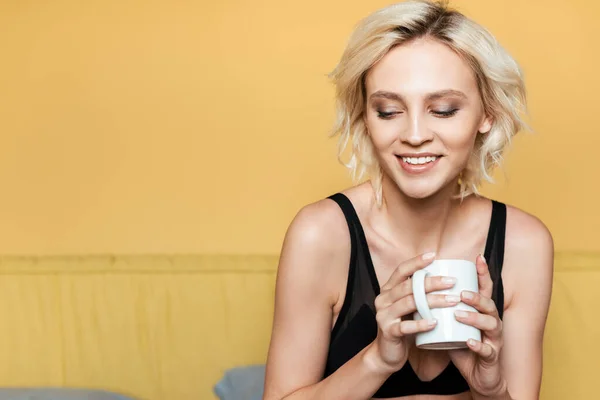 Lächelnde Sexy Blonde Frau Unterwäsche Mit Tasse — Stockfoto