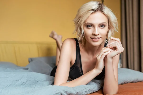 Vacker Blond Kvinna Underkläder Liggande Sängen — Stockfoto