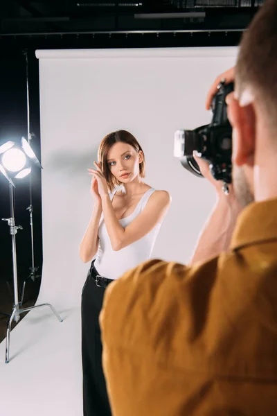 Selective Focus Photographer Taking Photo Beautiful Model Photo Studio — Stock Photo, Image