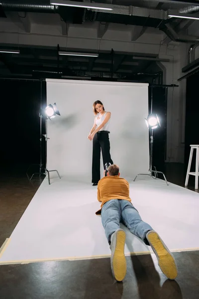 Photographer Lying Floor While Taking Photo Beautiful Model Photo Studio — Stock Photo, Image