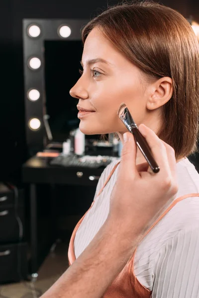 Maskenbildnerin Trägt Gesichtsfundament Mit Kosmetischem Pinsel Auf Gesicht Des Models — Stockfoto