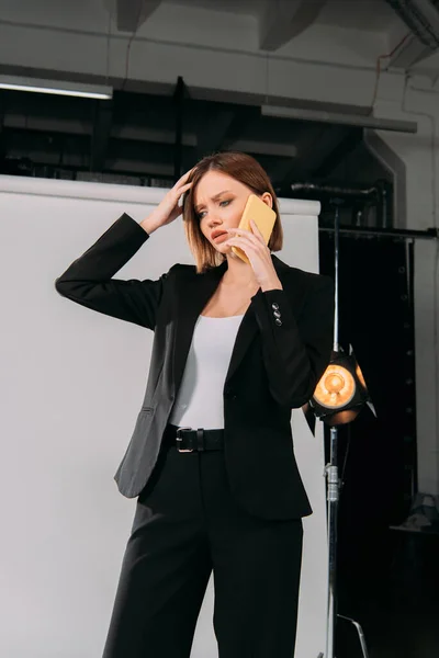 Upprörd Elegant Modell Talar Smartphone Fotostudio — Stockfoto