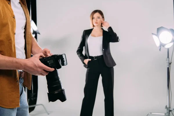 Foco Seletivo Fotógrafo Segurando Câmera Digital Enquanto Modelo Elegante Posando — Fotografia de Stock