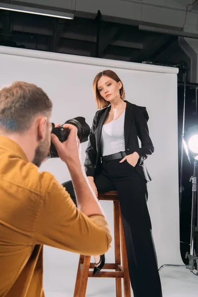 Enfoque Selectivo Modelo Elegante Posando Silla Fotógrafo Estudio Fotos — Foto de Stock