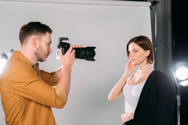 Stilig Fotograf Som Arbetar Med Vacker Ung Modell Fotostudio — Stockfoto