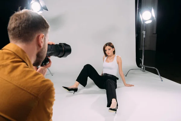 Focus Selettivo Bella Modella Che Lavora Con Fotografo Studio Fotografico — Foto Stock