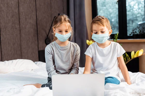 Selective Focus Kids Medical Masks Looking Laptop While Learning Bedroom — Stock Photo, Image