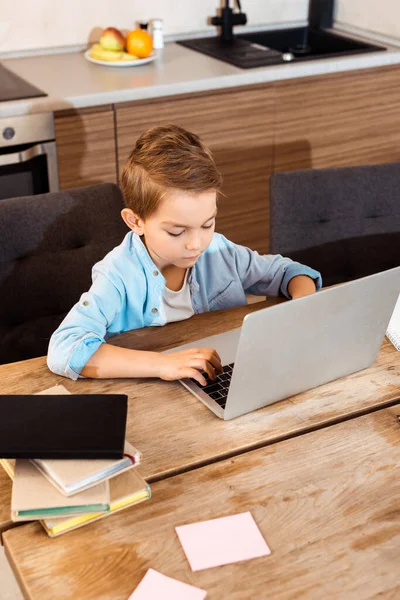 Милий Хлопчик Використовує Ноутбук Під Час Електронного Навчання Вдома — стокове фото