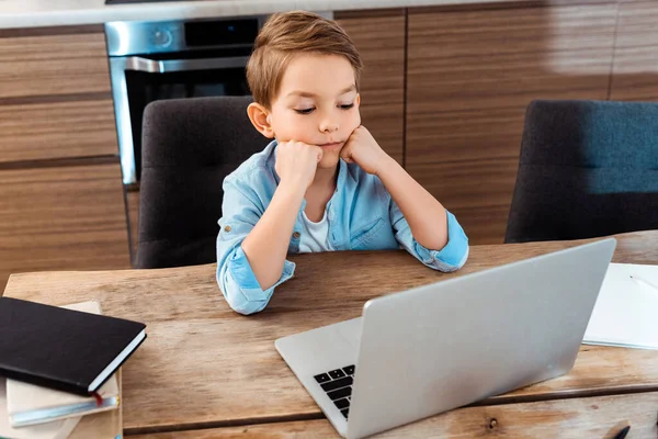 Selectieve Focus Van Verveeld Kind Dat Thuis Naar Laptop Kijkt — Stockfoto