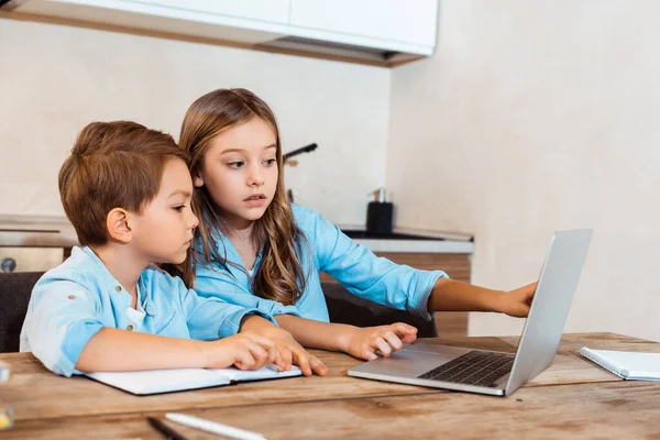 Selektivní Zaměření Sestry Bratra Při Pohledu Notebook Při Learningu Doma — Stock fotografie