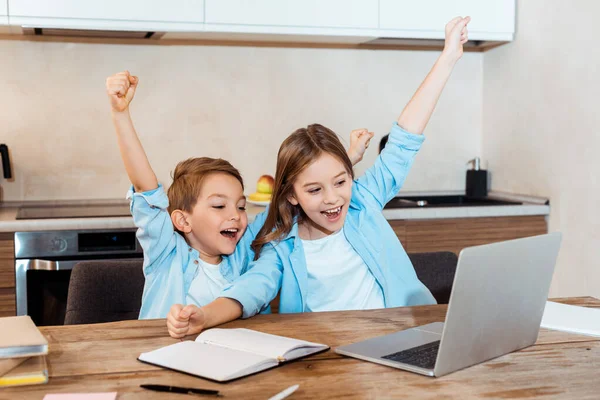 Foyer Sélectif Des Enfants Heureux Avec Les Mains Dessus Tête — Photo