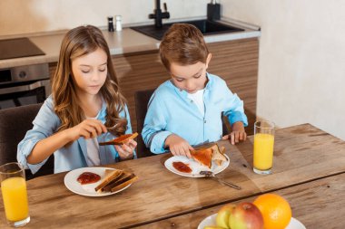 Çocukların evde reçelle tost yapacakları seçici bir odak noktası.
