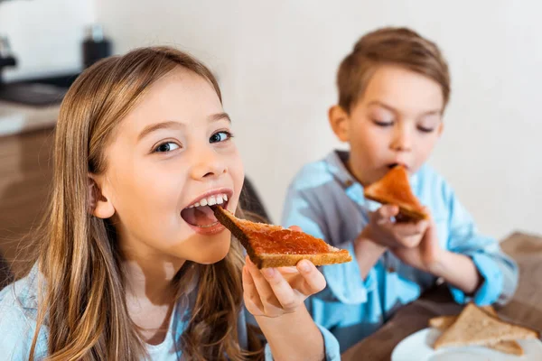 Selektiver Fokus Fröhlicher Geschwister Die Toastbrot Mit Brot Essen — Stockfoto